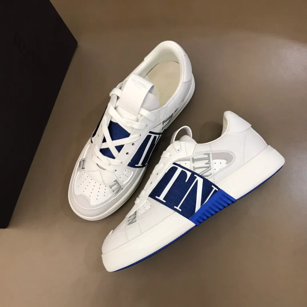 p440 "Valentin*" new spring and summer calfskin lace-up sneakers. No man should be able to refuse these shoes. The classic color scheme is so handsome! Purchase a high-precision replica of the original version to instantly sell off the market currency! 6 VLTN logo rubber effect straps - Valentino Garavani Logo printed on the back and tongue, all materials are customized to ensure quality! Size: 38-44